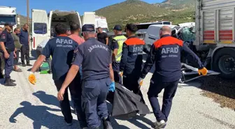 Elazığ'da Trafik Kazası: Hafif Ticari Araç Tırın Altına Girdi, Sürücü Hayatını Kaybetti