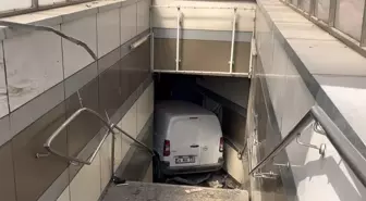 Bursa'da Lastiği Patlayan Araç Metro İstasyonuna Daldı