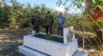 Jandarma şehit ailesini ve kabrini ziyaret etti