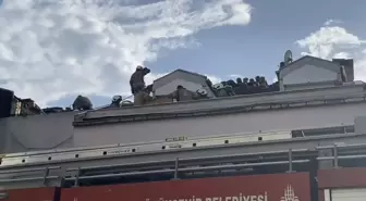 Maltepe'de 3 Katlı Binanın Çatısında Yangın Çıktı