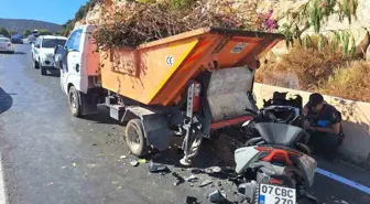 Antalya'da Çöp Kamyonuna Çarpan Motosiklet Sürücüsü Hayatını Kaybetti