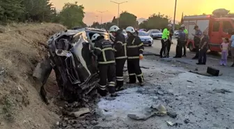 Burdur'da Kontrolden Çıkan Araç Otobüs Durağına Çarptı: 2 Yaralı
