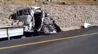 Van'da Freni Boşalan Tır Kamyonete Çarptı