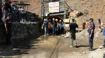 Göçük altında kalan iki işçiden biri 25 saat sonra kurtarıldı