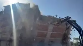 Hatay'da Yıkım Anında İş Makinesi Son Anda Kurtuldu