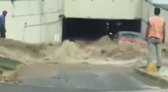 Kadıköy'de Su Borusu Patladı, Otopark Göle Döndü