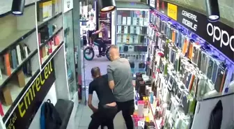 Zonguldak'ta Maket Bıçaklı Şahıs Telefoncuya Girdi, Vatandaşlar Müdahale Etti