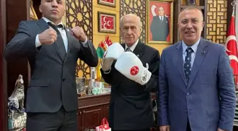 MHP lideri Devlet Bahçeli gardını aldı, boks eldivenleriyle poz verdi