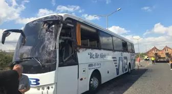 Bursa'da Yolcu Otobüsü ile TIR Kafa Kafaya Geldi: 3 Yaralı