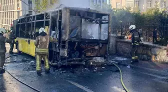 Ümraniye'de İETT otobüsü alev alev yandı