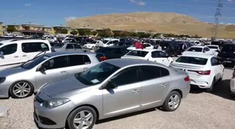 Tuşba'da İkinci El Oto Pazarı, Soğuyan Hava ile Canlandı