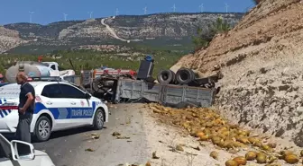 Mersin'de Kavun Yüklü Kamyon Yolcu Otobüsüyle Çarpıştı: 3 Ölü, 7 Yaralı