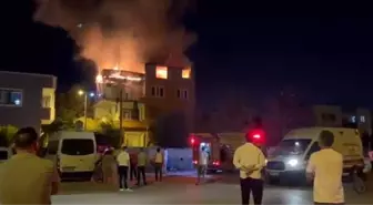 Adana'da 3 Katlı Evde Yangın