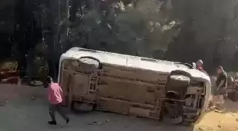 Edremit'te Tur Minibüsü Devrildi: 13 Yaralı