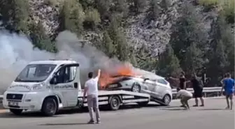 Beyşehir'de Seyir Halindeki Çekici Üzerindeki Otomobil Yandı