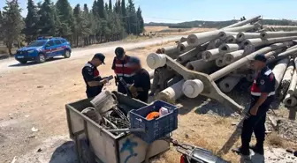 Manisa'da Jandarma, Elektrik Direği Demirlerini Çalmaya Çalışan 2 Şüpheliyi Yakaladı