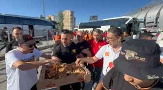Kayserispor Taraftarı Göztepe Taraftarına Dostane İkramda Bulundu