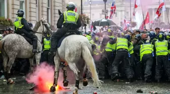 Londra'da Tommy Robinson'ın Protestosuna 150 Bin Kişi Katıldı, Olaylar Çıktı