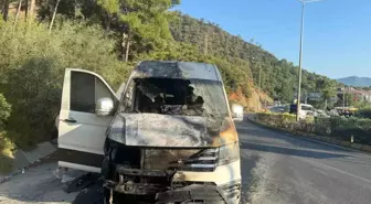 Marmaris'te Turist Taşıyan Minibüs Alev Aldı
