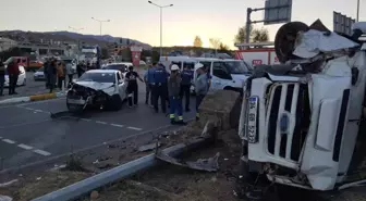 Sivas'ta Fındık İşçilerini Taşıyan Minibüsle Otomobil Çarpıştı: 15 Yaralı