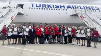 Avrupa ikincisi 12 Dev Adam, yurda döndü
