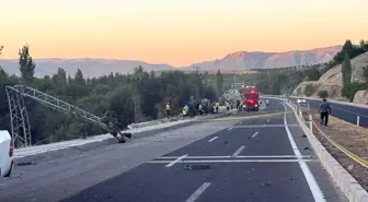 Malatya'da Freni Boşalan Tır, Yolcu Otobüsüne Çarptı