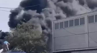 İzmir Aliağa'da Lastik Deposunda Yangın Çıktı