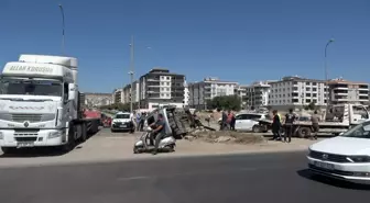 Kilis'te Otomobil ve Hafif Ticari Araç Çarpıştı: 3 Yaralı