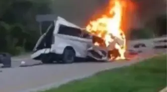 Meksika'da Minibüs ile TIR Çarpıştı: 15 Ölü
