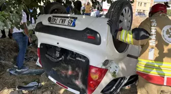 Kula'da Seyir Halindeyken Tarlaya Uçan Otomobilde İki Kişi Yaralandı