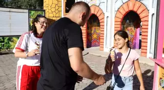 Evlilik Yıl Dönümünü Yetim ve Öksüz Çocuklarla Kutladılar