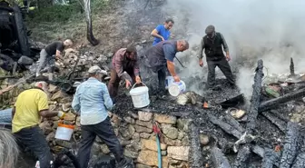 Artvin'de 3 Katlı Evde Yangın: Ekiplerin Müdahalesiyle Söndürüldü