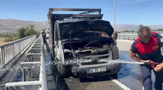 Erzincan'da Seyir Halindeki Kamyonet Alev Alev Yandı