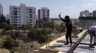 İnşaatta Güvenlik Önlemi Almadan Dans Eden İşçi Kameralara Yansıdı