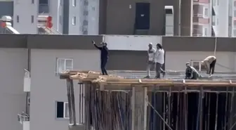 Adana'da İşçiler İnşaatta Müzik Eşliğinde Halay Çekti