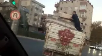 Eşya Yüklü Kamyonun Üzerinde Tehlikeli Yolculuk