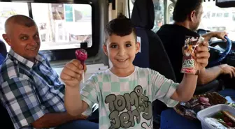 Adana'da Dolmuş Şoförü, Hayır İçin Çocuklara İkramda Bulunuyor