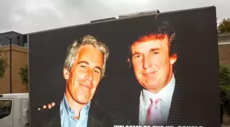 Trump'ın Epstein ile Fotoğrafı Protesto Edildi, Reklam Aracına El Konuldu