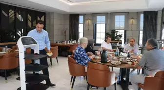 Kayseri'de robot garson müşterilere hizmet veriyor