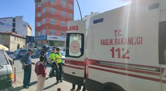 Alkollü Sürücü Minibüse Tekme Atmaya Çalışırken Düşerek Yaralandı