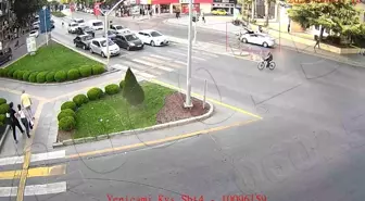 Sakarya'da Bisikletliye Otomobil Çarptı, Kaza Anı Kamerada
