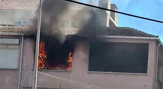 Çanakkale'de 3 Katlı Binada Yangın: Ev Kullanılamaz Hale Geldi