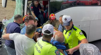 Yolcu otobüsü kamyona çarptı! Çok sayıda yaralı var