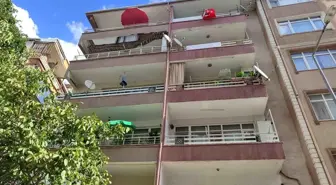 İstanbul'da 5 Katlı Binanın Balkonu Çöktü