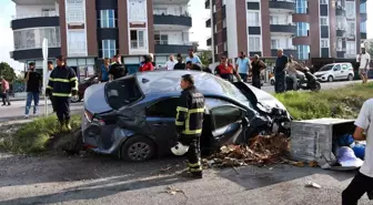Hatay'da Minibüs ile Otomobil Çarpıştı: 3 Yaralı