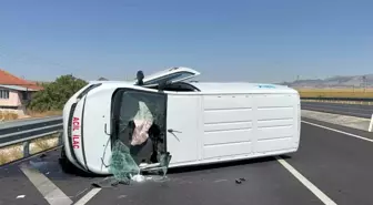 Afyonkarahisar'da İlaç Yüklü Kamyonet Devrildi: 1 Yaralı