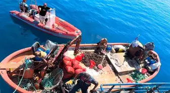 Aydın'da Ruhsatsız Gemi ile Avlanan 600 Kilogram Midye Denize Bırakıldı