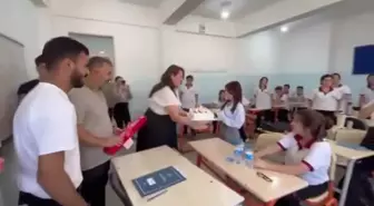 Akciğer Kanserini Yenen Öğrenciye Sınıf Arkadaşlarından Pastalı Kutlama