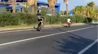 Kasksız Motosiklet Sürücüsü D-400 Karayolu'nda Tek Teker Şovu Yaptı
