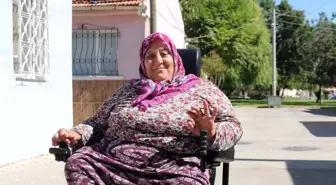Polisler, 47 Yıldır Yürüyemeyen Zeynep İçen'e Yeni Akülü Sandalye Hediye Etti